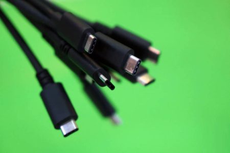 اولین آداپتور شارژر ۲۴۰ وات USB-PD عرضه شد